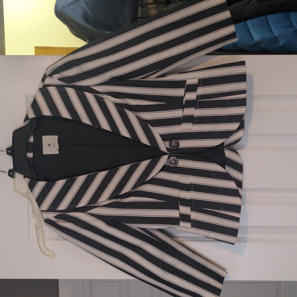 Gorgeous blazer large fits like medium